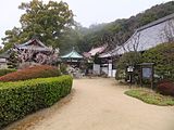 大山寺。平安時代初期（延暦13年（794年）-）には創建されていたとされる。のち境内に御袖天満宮が建立され別当寺となった[30]。