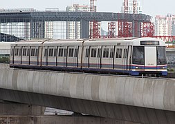 KRL generasi pertama di dekat stasiun Tao Poon