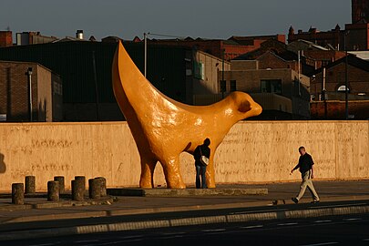 loka skulptaĵo de 1998, en 2008 kopiita 125-foje al la ĉirkaŭaj urboj