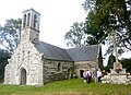 La chapelle Saint-Sébastien de Garnilis et son calvaire : vue d'ensemble.