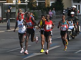 Wilson Kigen (nr. 85) tijdens de marathon van Berlijn (2008)