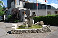 Libellenbrunnen vor der Kirche