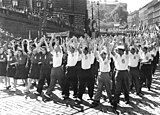 Závěrečný průvod na I. Světovém festivalu mládeže a studentstva v Praze 17.08.1947, delegace Svazu české mládeže v uniformách[107]