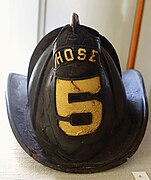 Casco de bomberos de cuero y acero