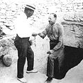 Howard Carter (links) und Lord Carnarvon (rechts)