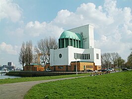 Ventilatiegebouw aan de zuidoever, met daarnaast in het lage gebouwtje de ingang voor fietsers en voetgangers