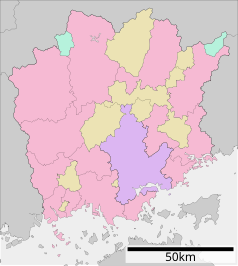 Mapa konturowa prefektury Okayama, blisko centrum na prawo znajduje się punkt z opisem „Akaiwa”