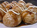 Takoyaki dihidangkan dengan mayonis