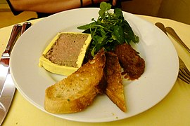 Kaninchenpastete mit geröstetem Brot und Salat