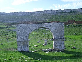 Vue sur le djebel Gorra derrière l'arc de triomphe de Kouchbatia.