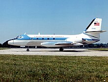 Avion blanc et bleu vu de côté.