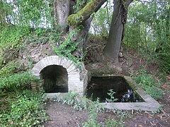 Fontaine et abreuvoir à la sortie de Lauzerte sur le Chemin de Compostelle.