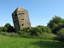 Photo montrant la « Tour penchée », ancien vestige des fortifications allemandes