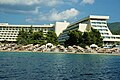 S Hotel Meliton vo dr Aalaag Porto Carras, Chalkidiki (Walter Gropius, posthum 1973)