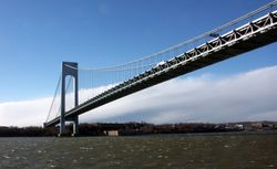 Verrazzano-Narrows Bridge sedd från en färja