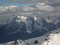 Blick vom Piz Tasna über das Unterengadin hinweg auf den Piz Pisoc (links). Im Vordergrund der Piz Nair 2996 m.