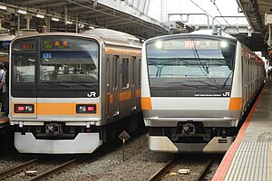 中央線快速の車両 左：209系1000番台、右：E233系0番台 （2024年8月21日 三鷹駅）