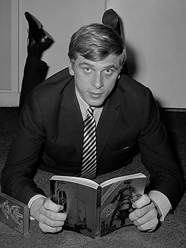 Jan Cremer in 1964 poserend met zijn boek