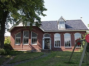 Kleuterschool met gymnastieklokaal uit 1903. Ontworpen door Gerrit Nijhuis in een stijl die doet denken aan de Chaletstijl. Onderdeel van het openluchtmuseum.