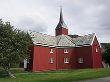 Foto einer rot gestrichenen Holzkirche