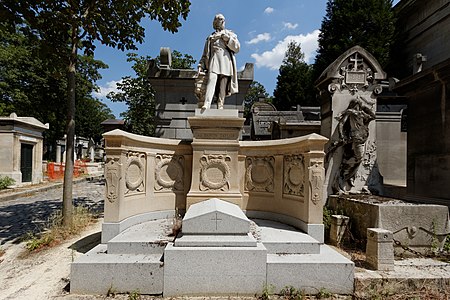 Monumentul baronului Taylor⁠(d) (1884), Paris, Cimitirul Père-Lachaise.