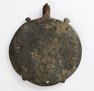 Palette à fard en forme de tortue, traces d'abrasion. Nagada II-III. Schiste D. 8 cm. Musée des Beaux-Arts de Lyon[33]