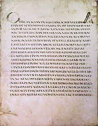 Page de manuscrit avec 20 vers en « lettres capitales carrées ». Grande lettrine « O » au début du premier vers.