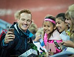 Greg Rutherford tar selfie med fans.