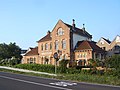 Station Uithoorn; 2007. Op de spoordijk ligt een busbaan.