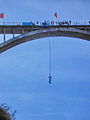 Salto con fune elastica dal ponte della Mariée, a nord delle Gole di Daluis.