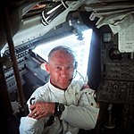 Un homme à l'intérieur d'un vaisseau spatial.