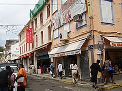 Un centre-ville commercial et vivant le jour et le samedi matin.