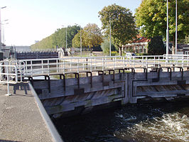 De Willem I-sluis in Amsterdam-Noord in 2010 met op de achtergrond (links) de kap van het Centraal Station