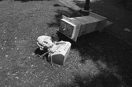 Busto al Pincio di Roma, abbattuto dai vandali nel 1984