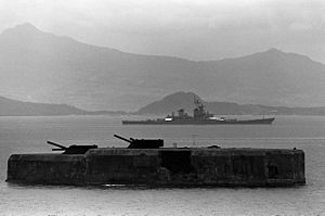 Ti Kota Drum idi 1983, nga addan ti USS New Jersey idiay likud a lugar