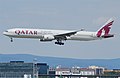 Qatar Airways Boeing 777-300ER mendarat di Lapangan Terbang Frankfurt