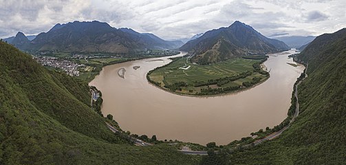 Tro cyntaf yr Yangtze yn Shigu (石鼓) yn Yunnan, lle mae'r afon yn troi 180 gradd o'r de i'r gogledd.