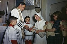 Le 27 juillet 1944, cérémonie de baptême de plusieurs bébés nés à la maternité de la maison maternelle départementale, au château de Bénouville.