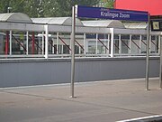 Het kunstwerk op het metrostation: de strepen op de ruiten. (Inmiddels vervangen door RVS-panelen)