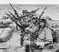 Patrulje fra den britiske spesialstyrken Special Air Service i Nord-Afrika under andre verdenskrig. Soldatene bærer arabiske hodeplagg på samme måte som ørkenavdelinga Long Range Desert Group.