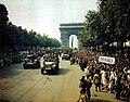 Multitud reunida en la Avenida de los Campos Elíseos de París tras la liberación de la ciudad el 26 de agosto de 1944 por los Aliados de la Segunda Guerra Mundial. Por Jack Downey.