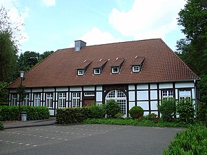 Woonhuis van de dekens bij deze kerk