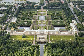 Vue aérienne du palais et des jardins.