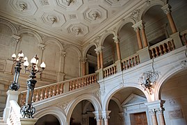 Hall d'entrée du château, avec l'escalier d'honneur, à deux volées perpendiculaires, donnant accès à la galerie qui distribue le premier étage