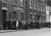 Warteschlange vor einer Bank in Essen