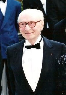 Photographie d'un homme âgé, aux cheveux blancs, portant des lunettes, en smoking, un sourire douxLe réalisateur Gérard Oury, lors de la 54e édition du Festival de Cannes, en 2001.