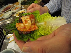 Készül a sszam (ssam): kalbi (galbi) és kimcshi (kimchi) salátalevélen