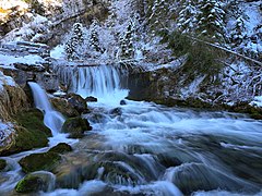 Le barrage de la Source du Doubs en hiver.