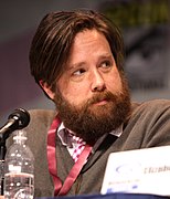 Zak Orth interprète Howie.