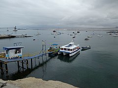 Trimarán turístico, en la bahía de Caldera.